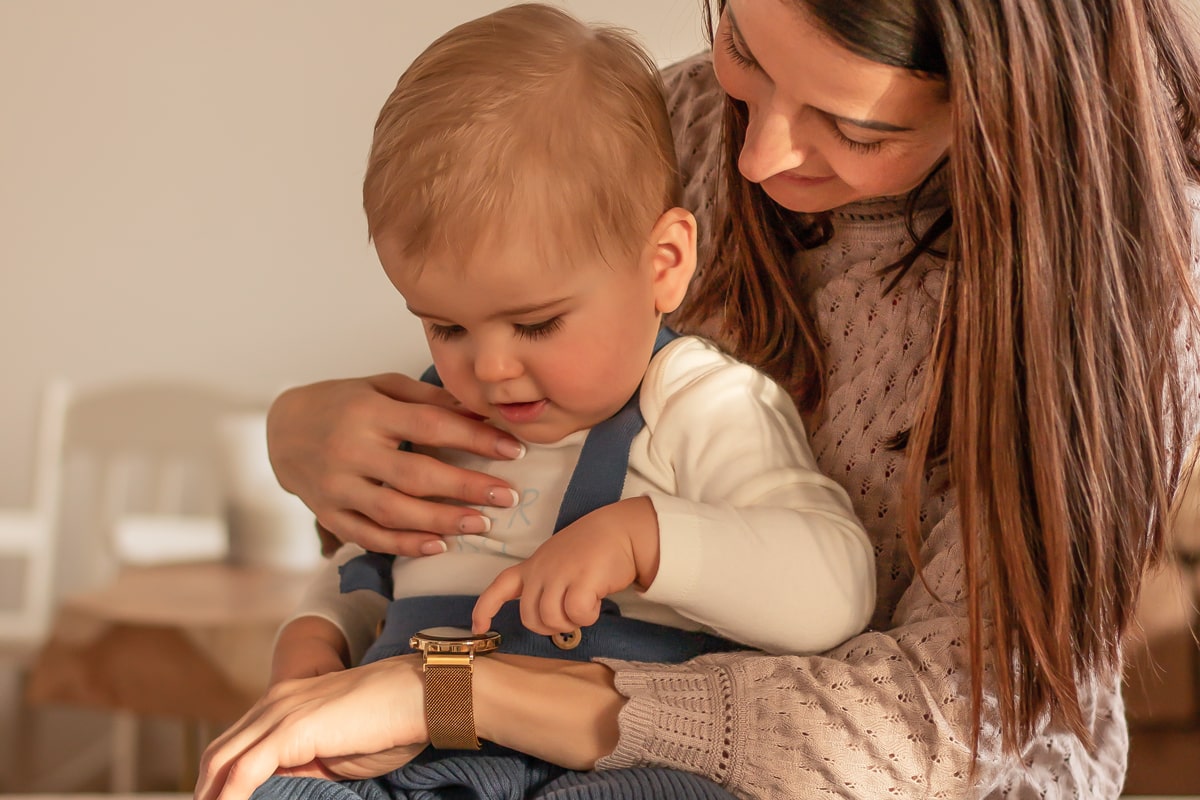Rodzice bawią się z adoptowanym dzieckiem, wspólny śmiech