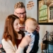 Mama i tata przytulają małego chłopca podczas pierwszego spotkania adopcyjnego